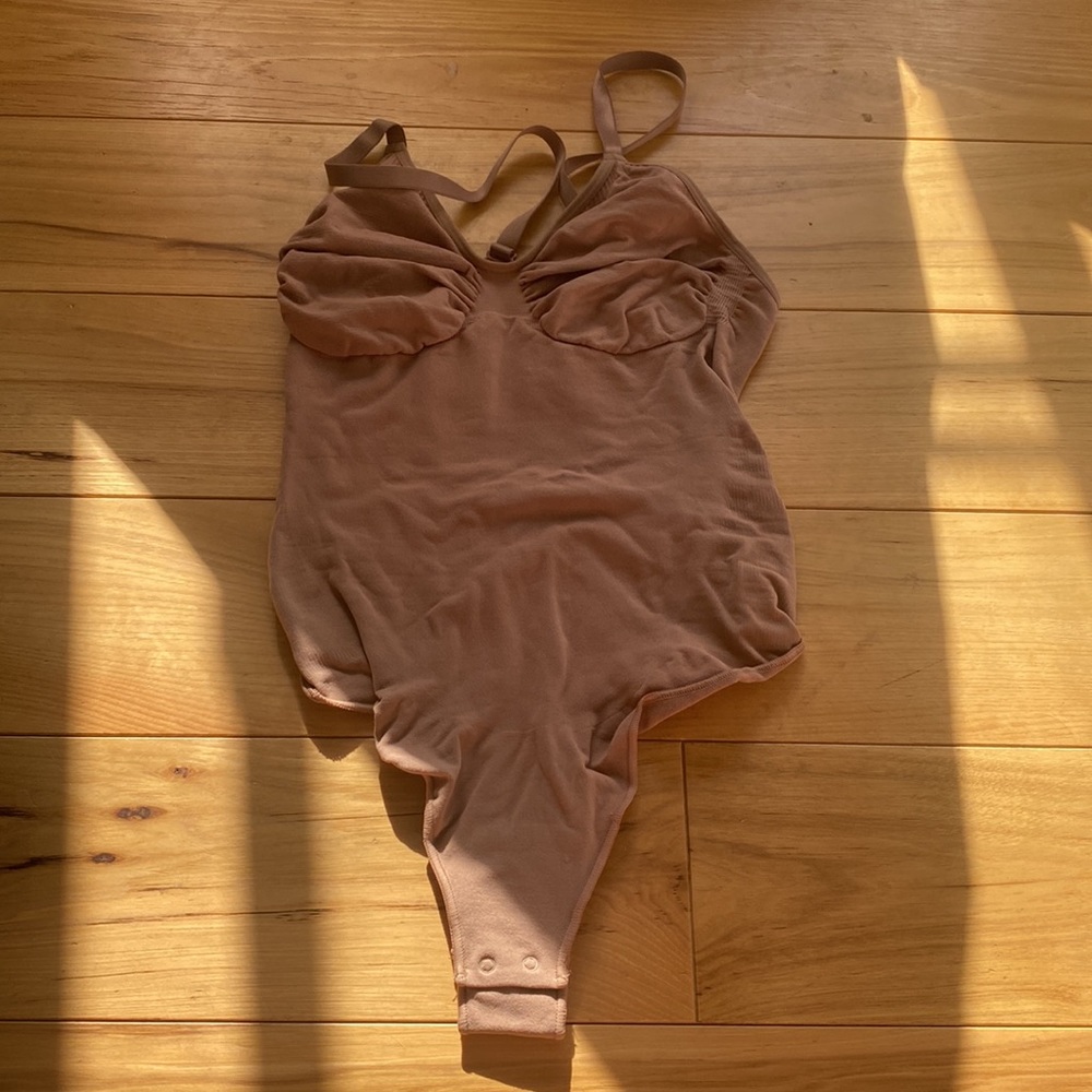 SKIMS SEAMLESS SCULPT THONG BODYSUIT - Picture 2 of 4